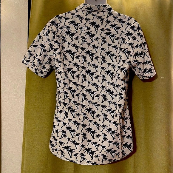 Across The Pond Men’s Large Collared Button Up Shirt with Palm Trees - Picture 4 of 6